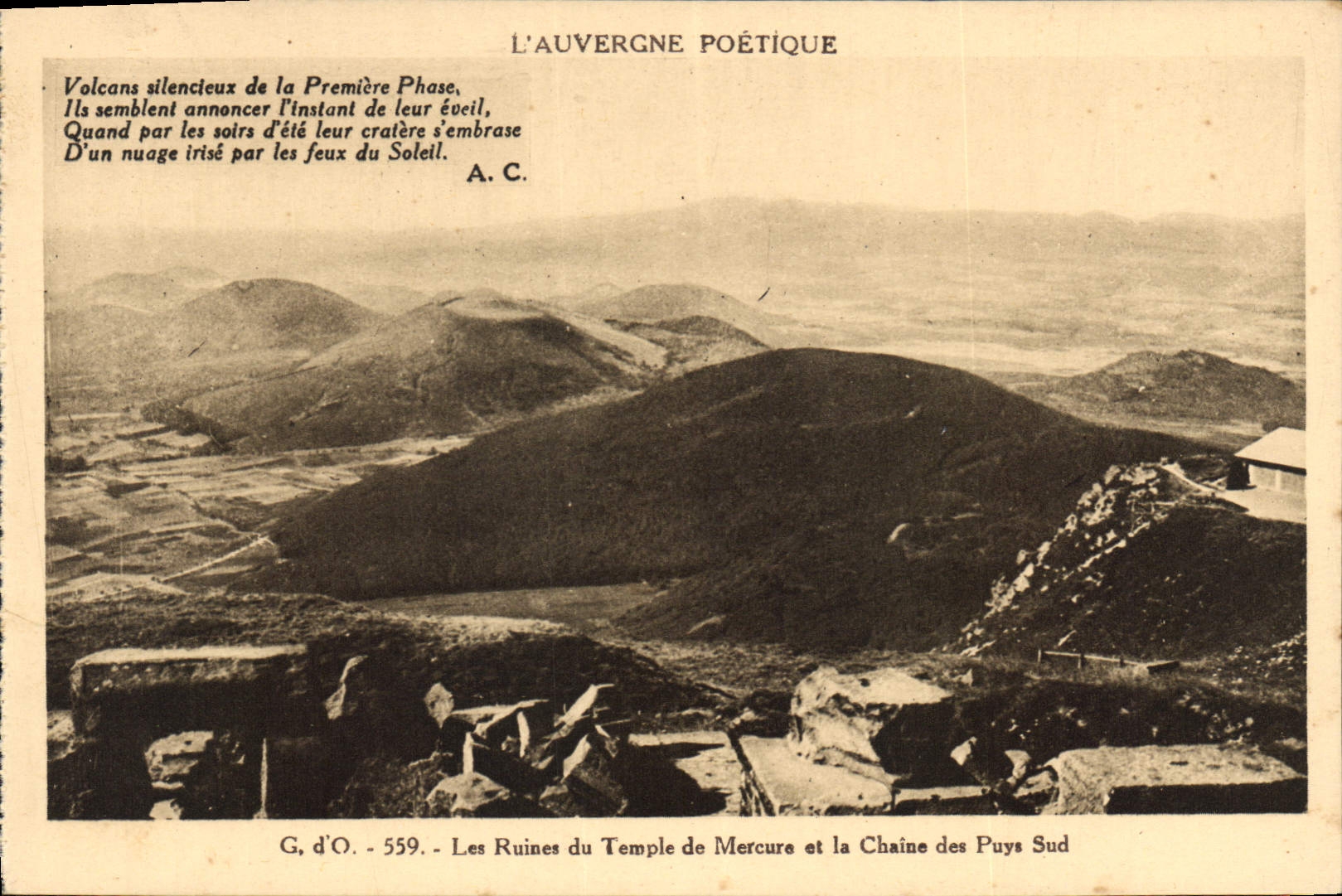 CPA L'Auvergne Poetique Les Ruines du Temple de Mercure et la Chaine des Puys Sud 