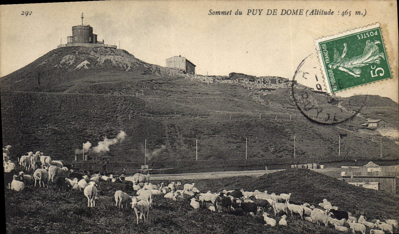 CPA Sommet du Puy de Dome Moutons Train