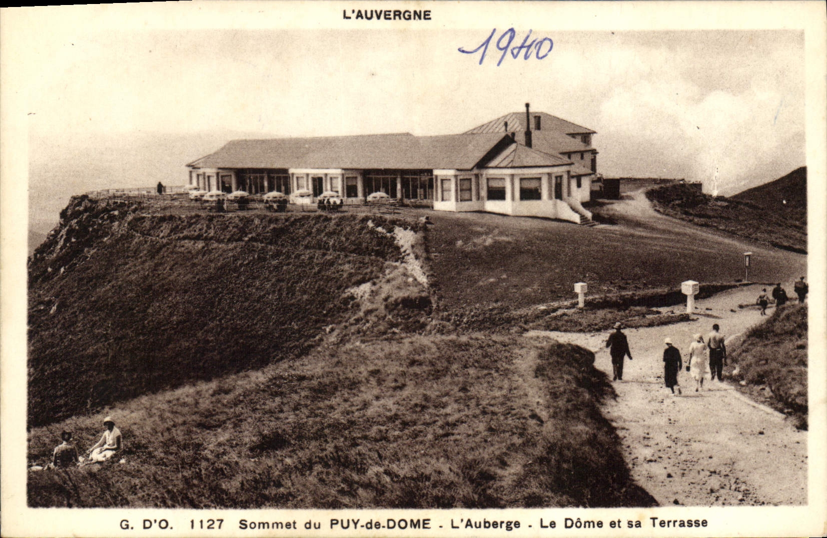 CPA L'Auvergne Sommet du Puy de Dome L'auberge Le dome et sa terrasse