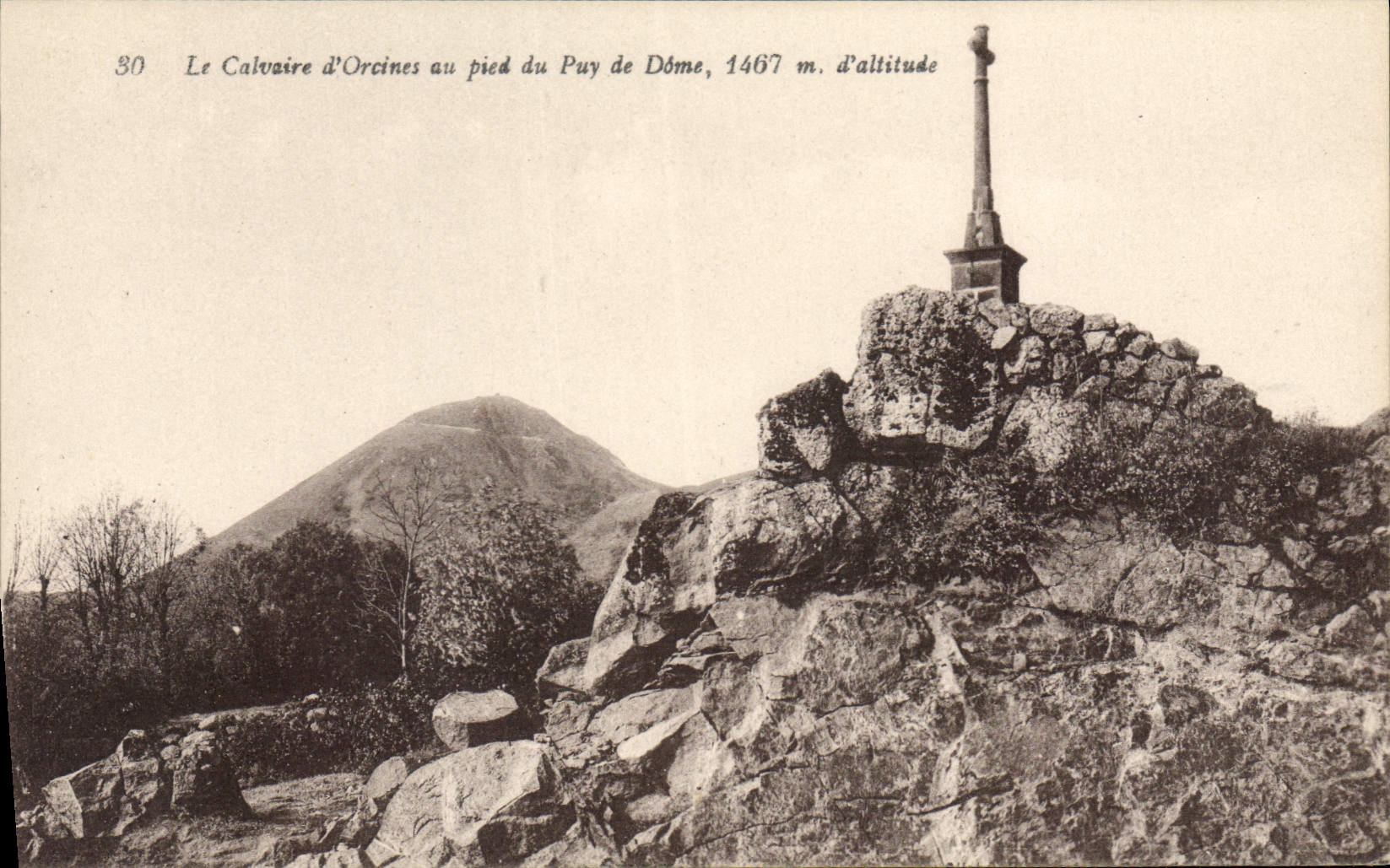 CPA Le Calvaire d'Orcines au pied du Puy de Dome 