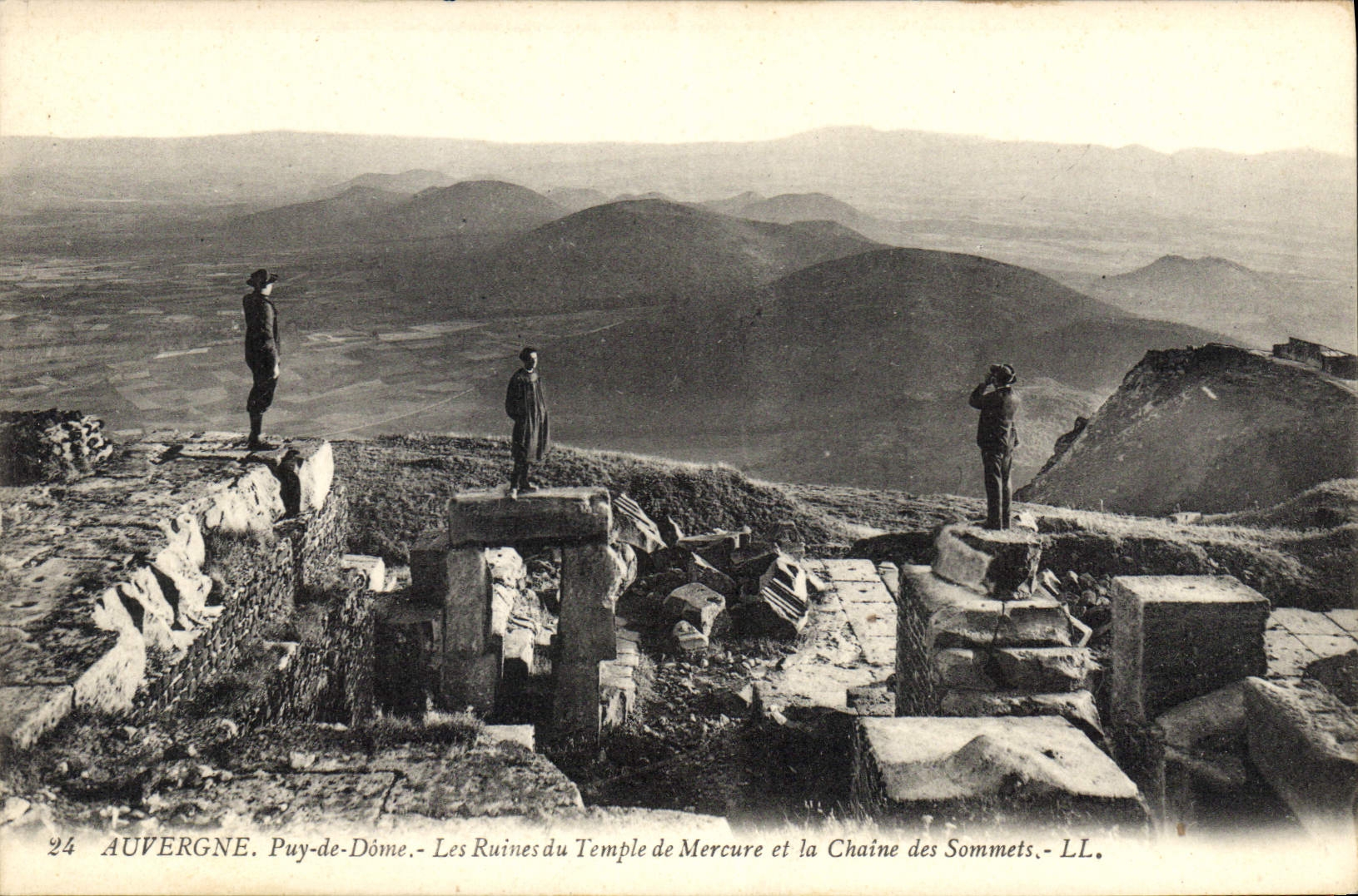 CPA Auvergne Puy de Dome Les Ruines du Temple de Mercure et la Chaine des Sommets 