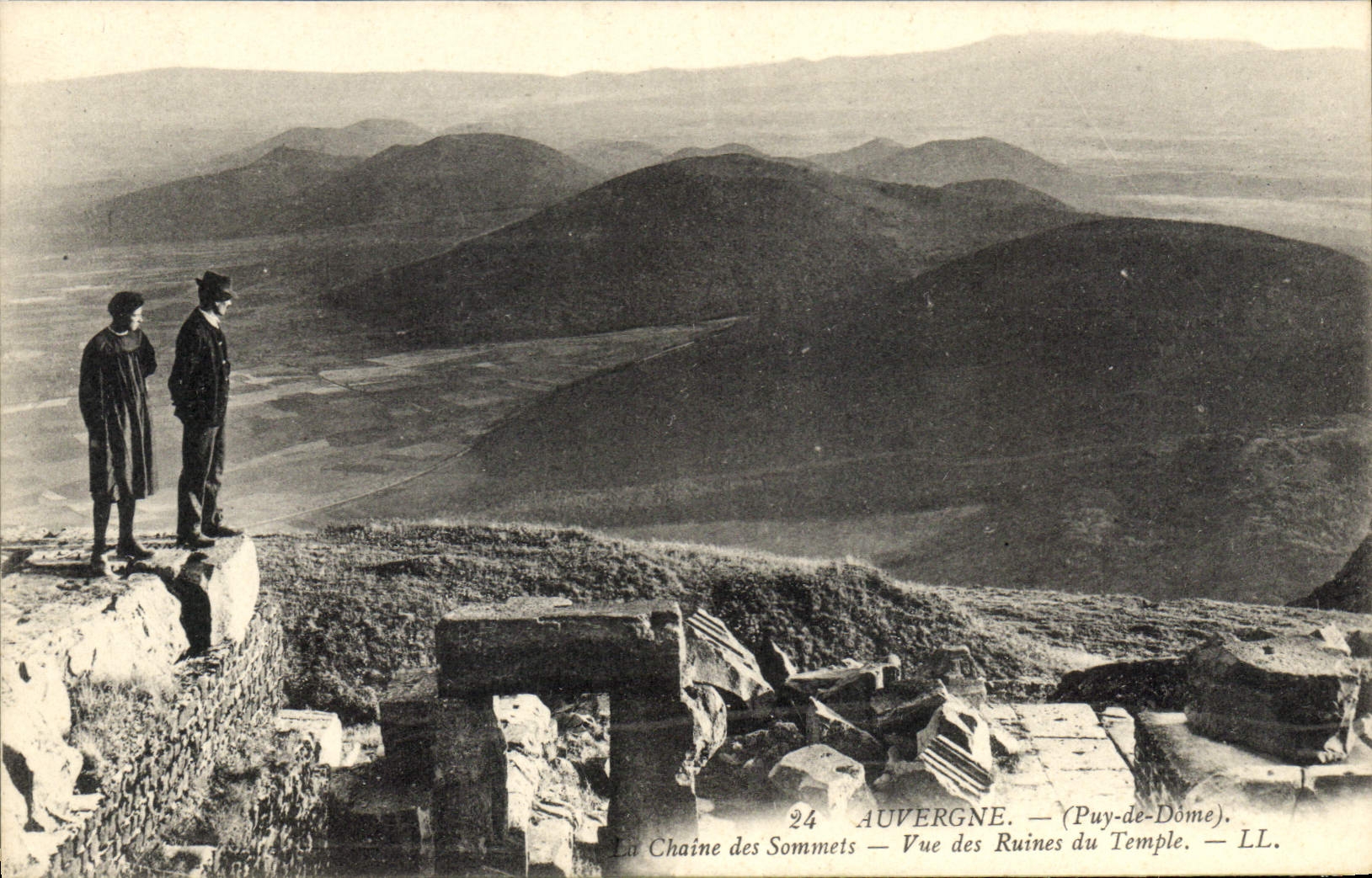 CPA Auvergne Puy de Dome Chaine des Sommets Vue des Ruines du Temple 