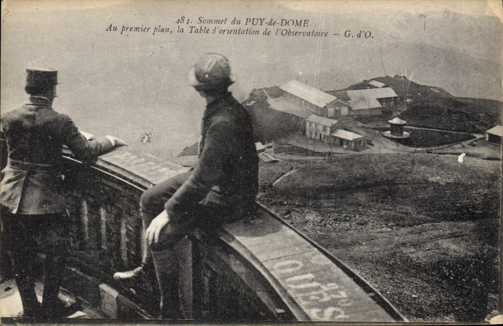 CPA Sommet du Puy de Dome Au premier plan la Table d'orientation de l'Observatoire 
