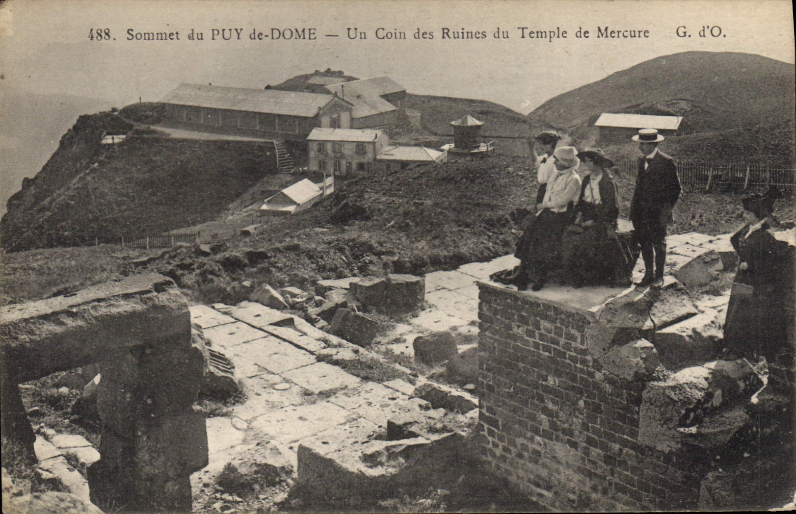 CPA Sommet du Puy de Dome Un Coin des Ruines du Temple de Mercure 