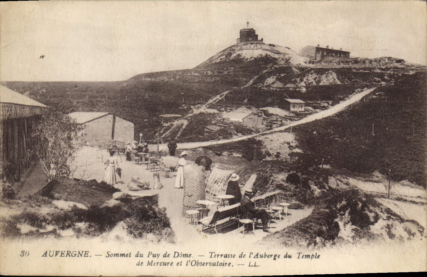CPA Auvergne Sommet du Puy de Dome Terrasse de l'Auberge du Temple de Mercure et l'Observatoire 