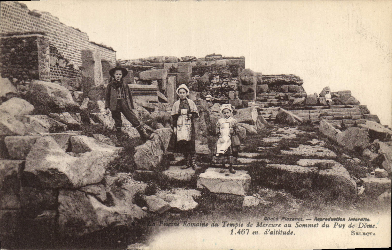 CPA Romaine du Temple de Mercure au Sommet du Puy de Dome Enfants Folklore