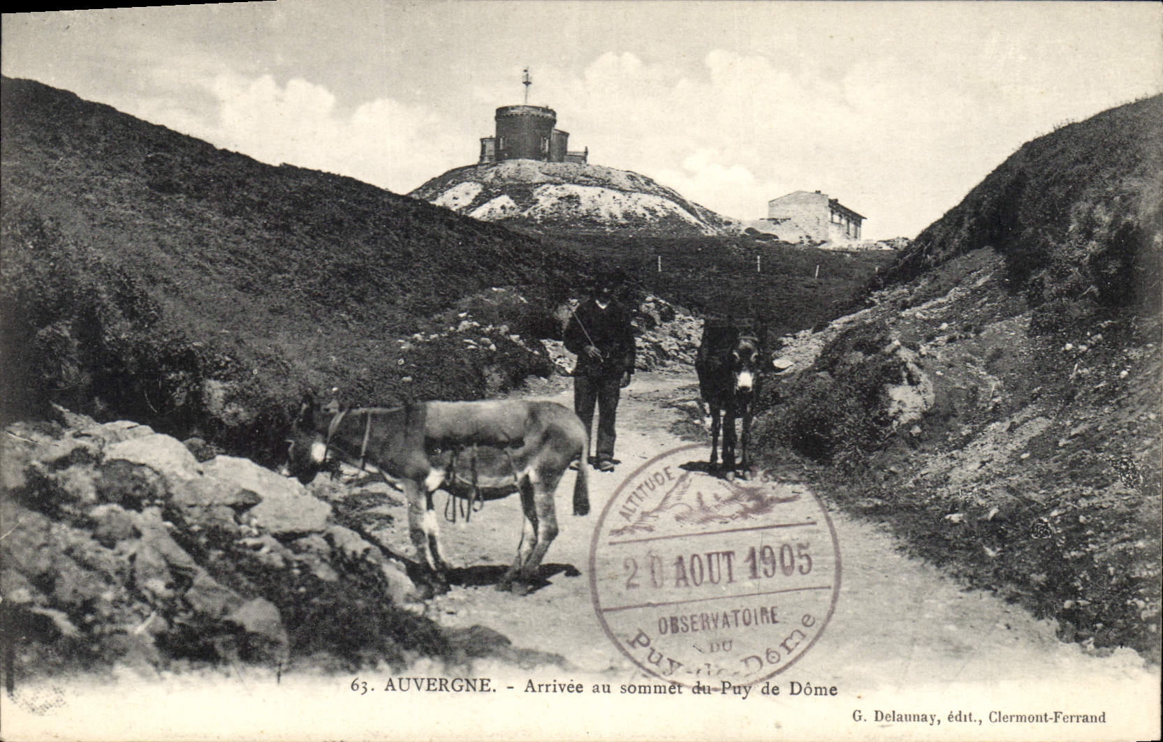 CPA Auvergne Arrivee au sommet du Puy de Dome Ane Mule