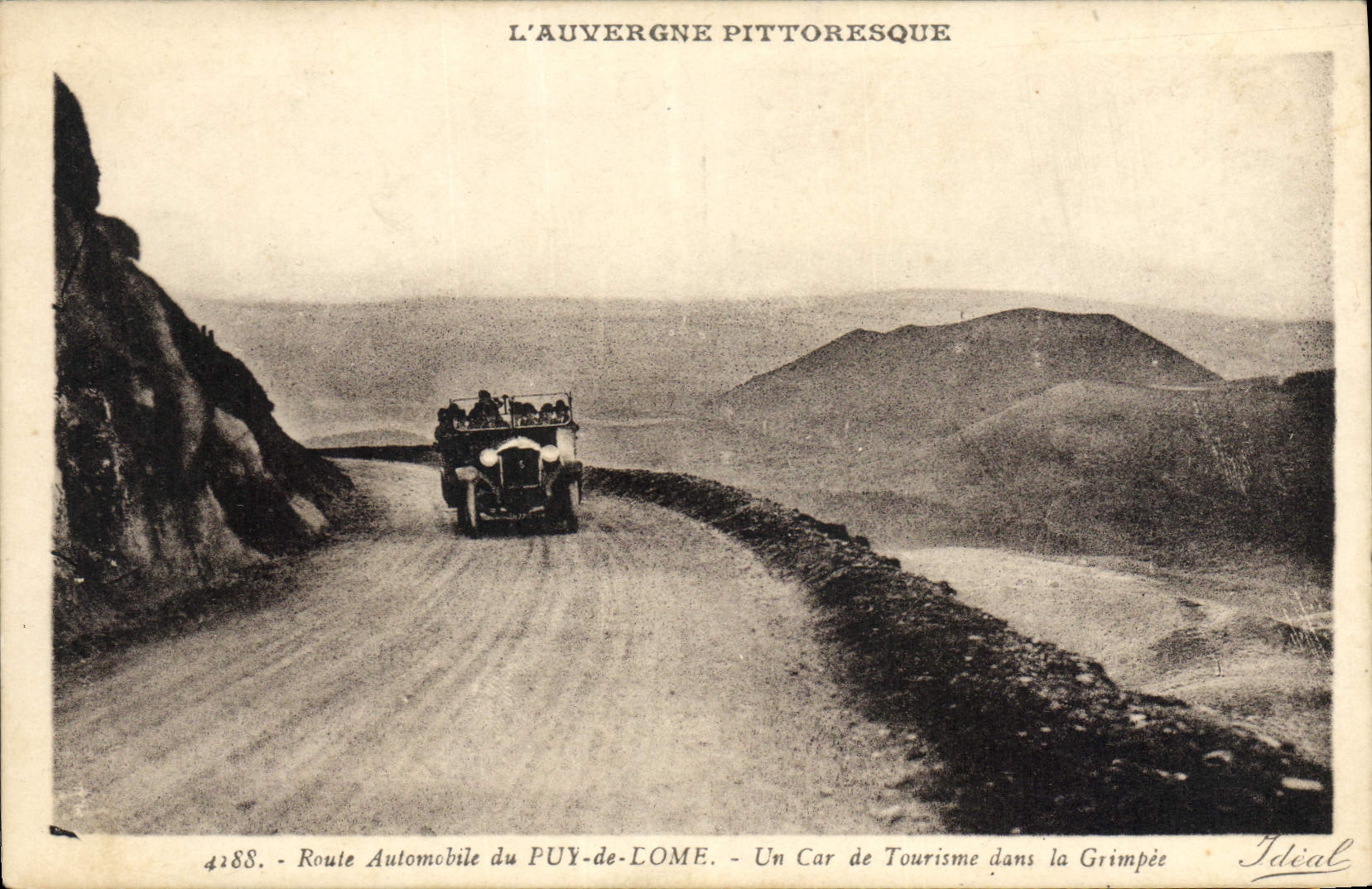 CPA Route Automobile du Puy de Dome Un car de Tourisme dans la Grimpee Automobile
