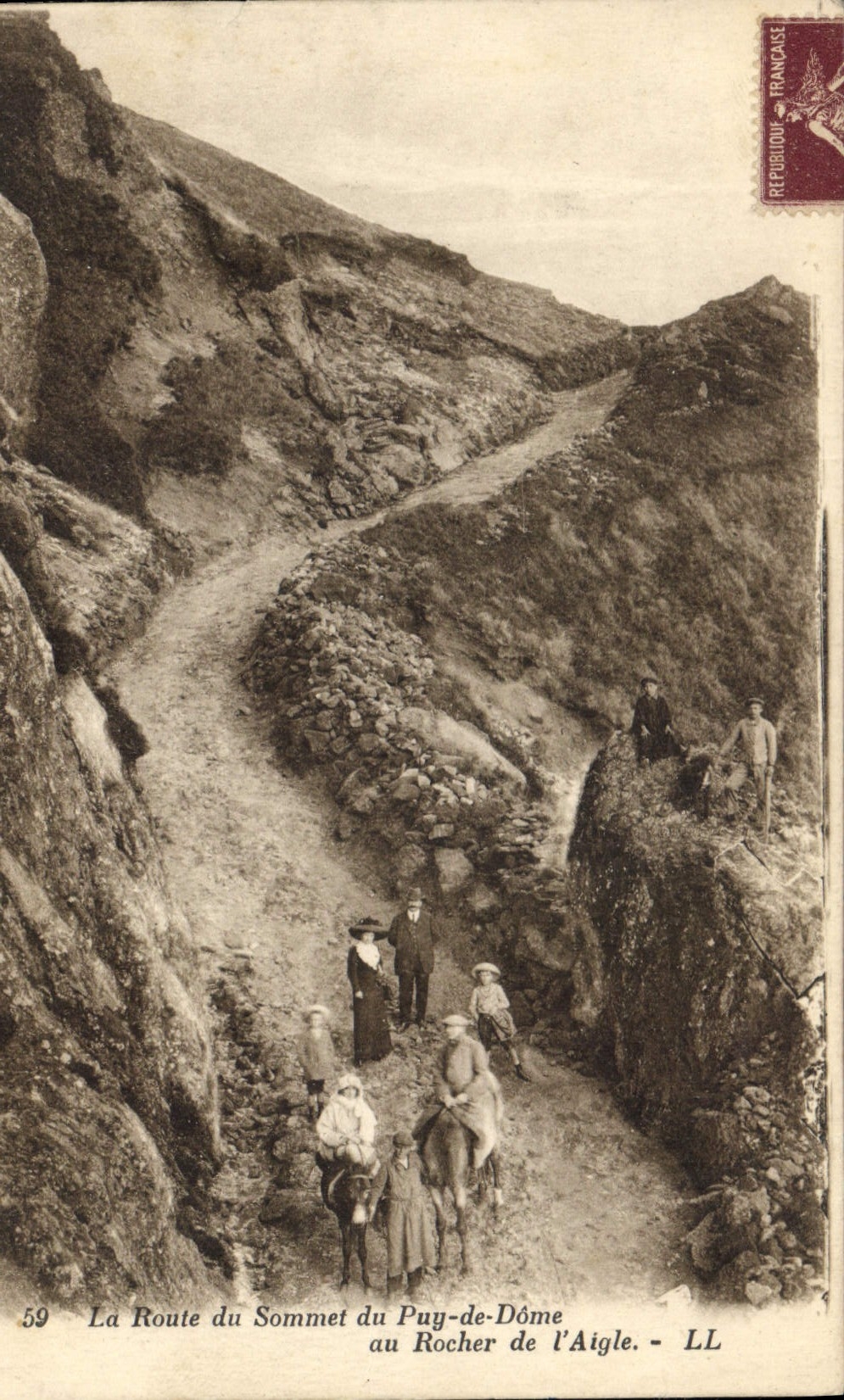 CPA La Route du Sommet du Puy de Dome au Rocher de l'Aigle 