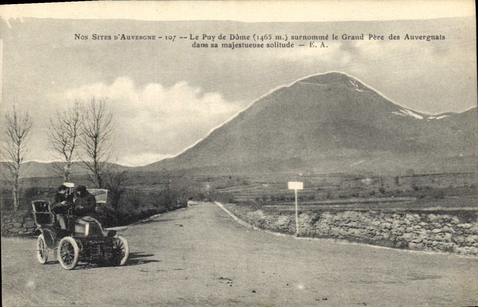CPA Le Puy de Dome surnomme le Grand Pere des Auvergnais dans sa majestueuse solitude Automobile