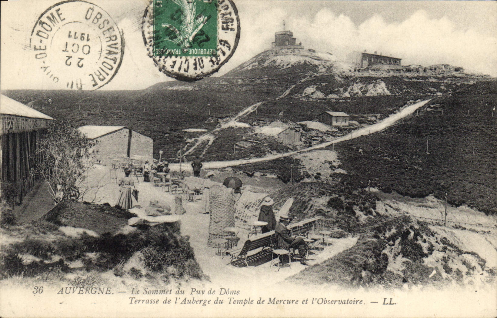 CPA Auvergne Le Sommet du Puy de Dome Terrasse de l'Auberge du Temple de Mercure et l'Observatoire 