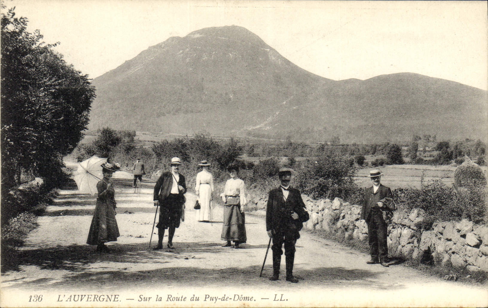 CPA L'Auvergne Sur la Route du Puy de Dome 