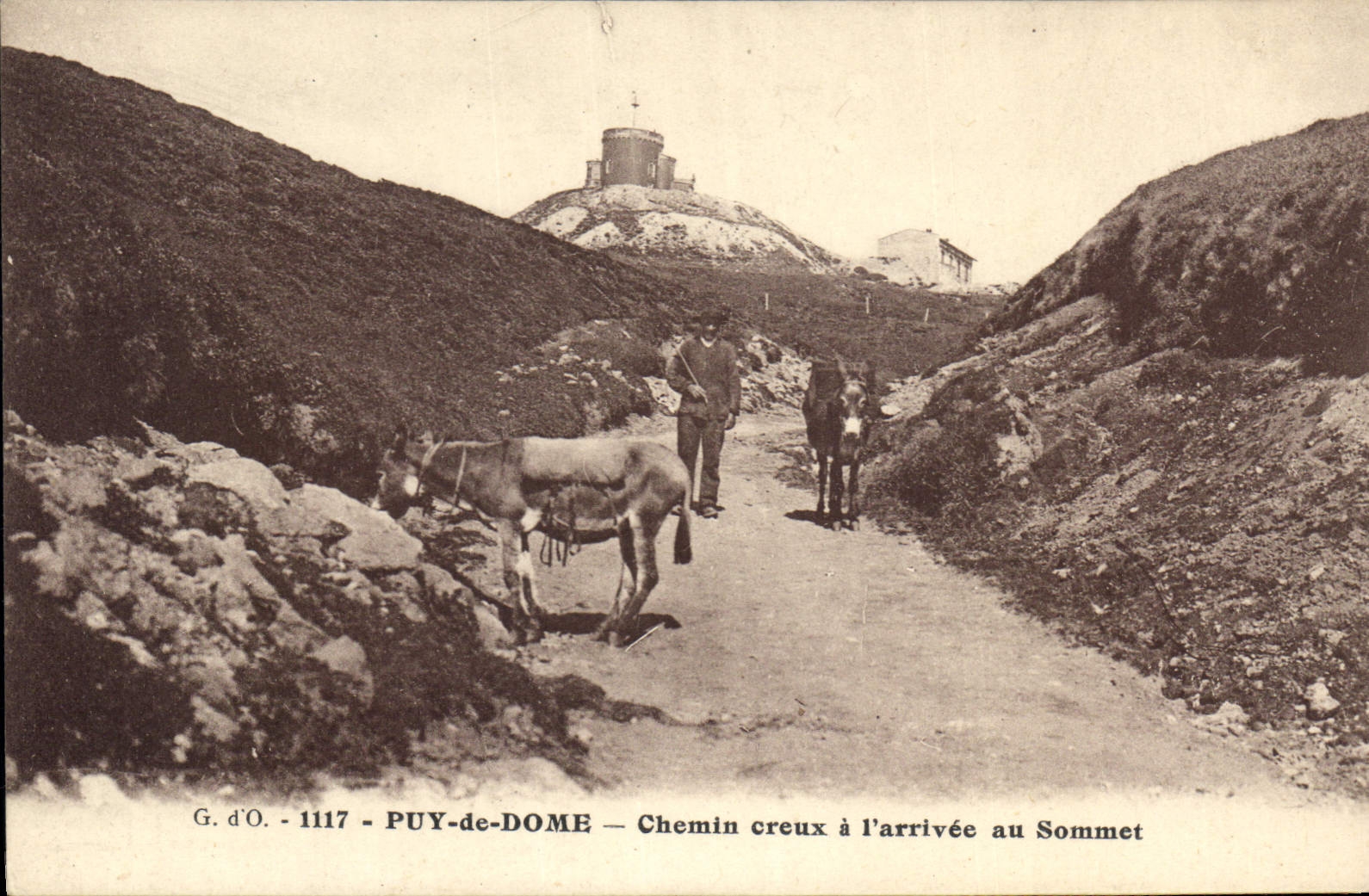 CPA Puy de Dome Chemin creux a l'arrivee au Sommet 