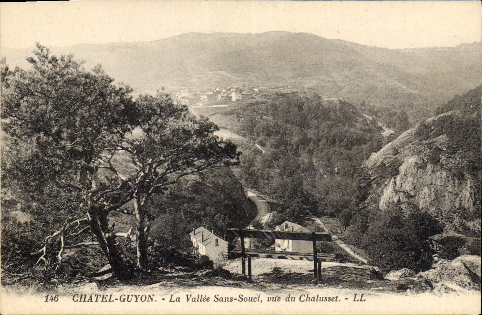 CPA Chatel Guyon La Vallee Sans Souei vue de Chalusset 