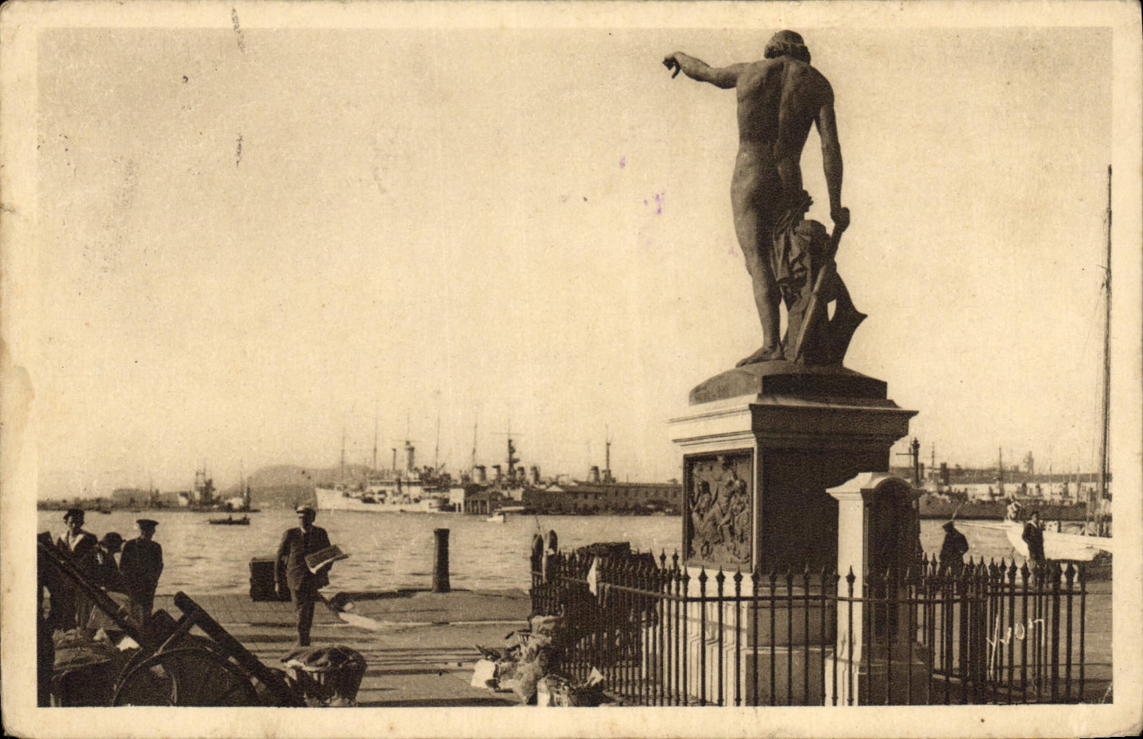CPA Cote d'Azur Toulon Var Statue du Genie de la Navigation sur le carre du Port 