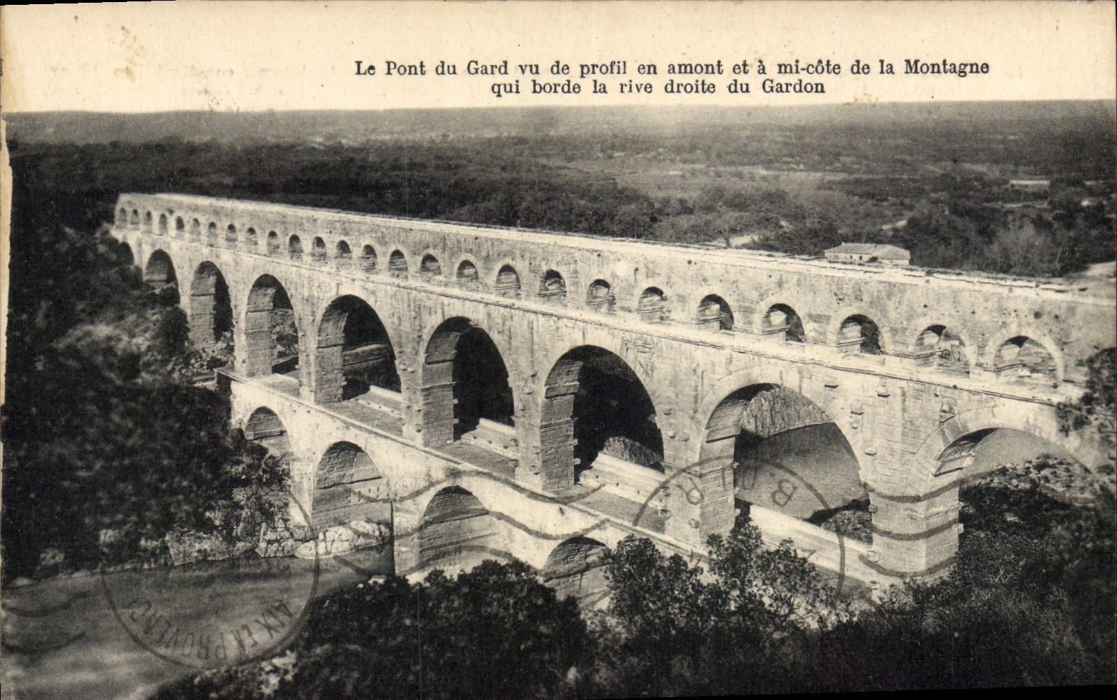 CPA Le Pont du Gard vu de profil en amont et a mi cote de la Montagne