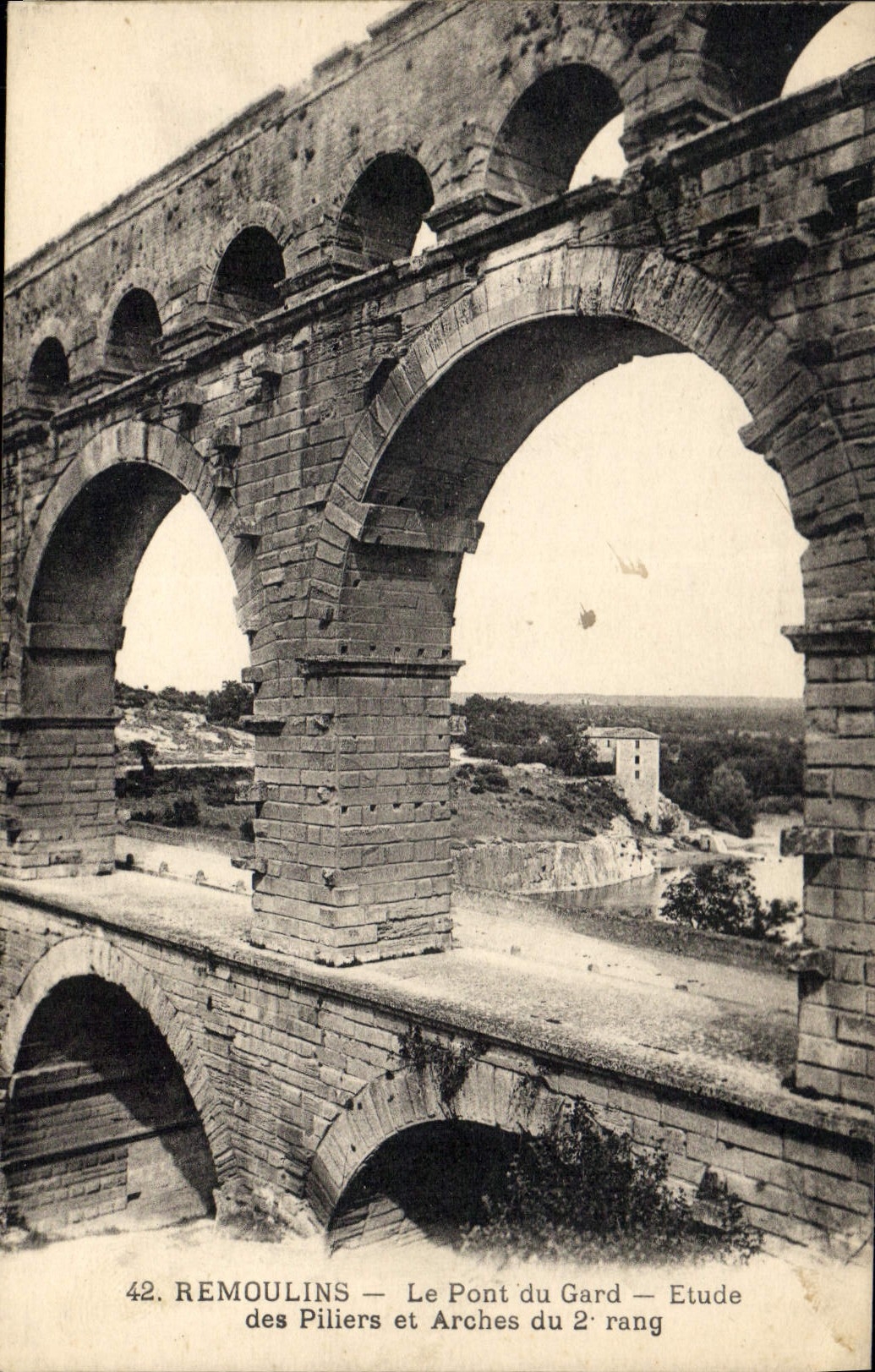 CPA Remoulins Le Pont du Gard Etude des Pilliers et Arches