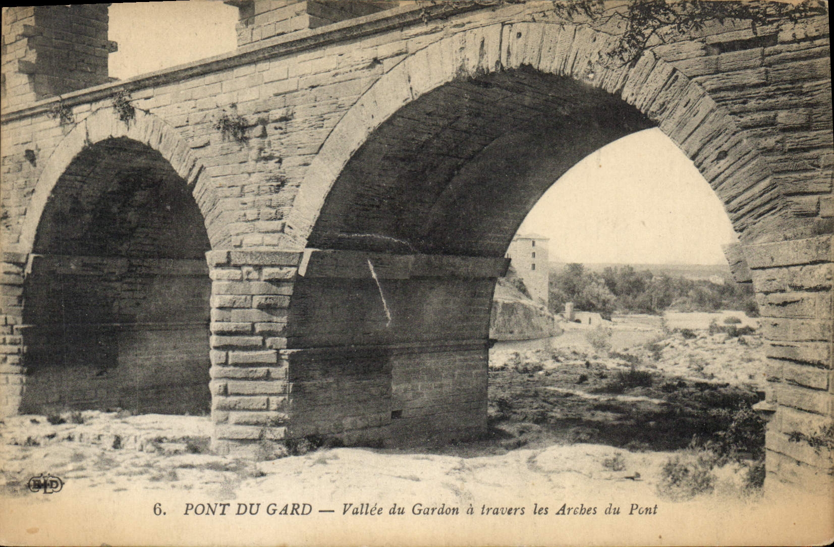 CPA Pont du Gard Vallee du Gardon a travers les Arches du Pont