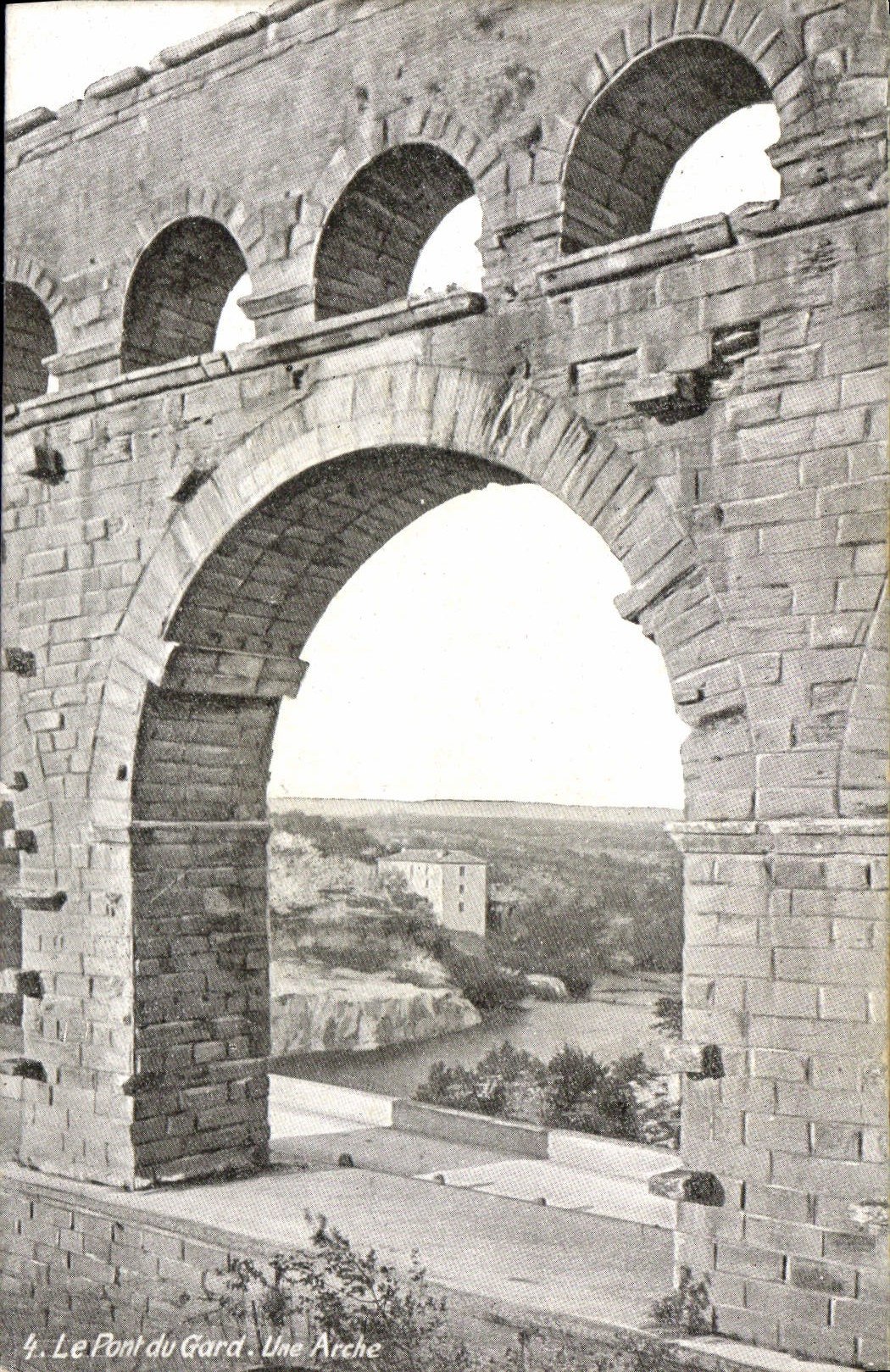 CPA Le Pont du Gard Une Arche 