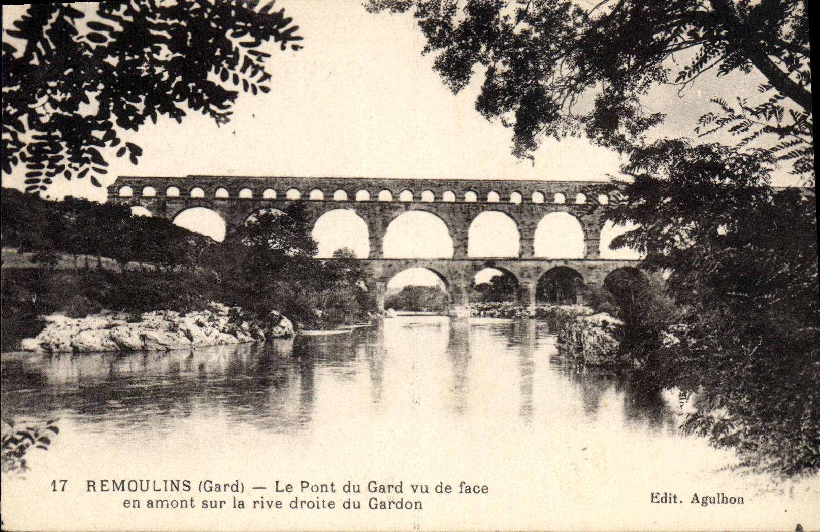 CPA Remoulins Gard Le Pont du Gard vu de face en amount sur la rive droite du Gardon
