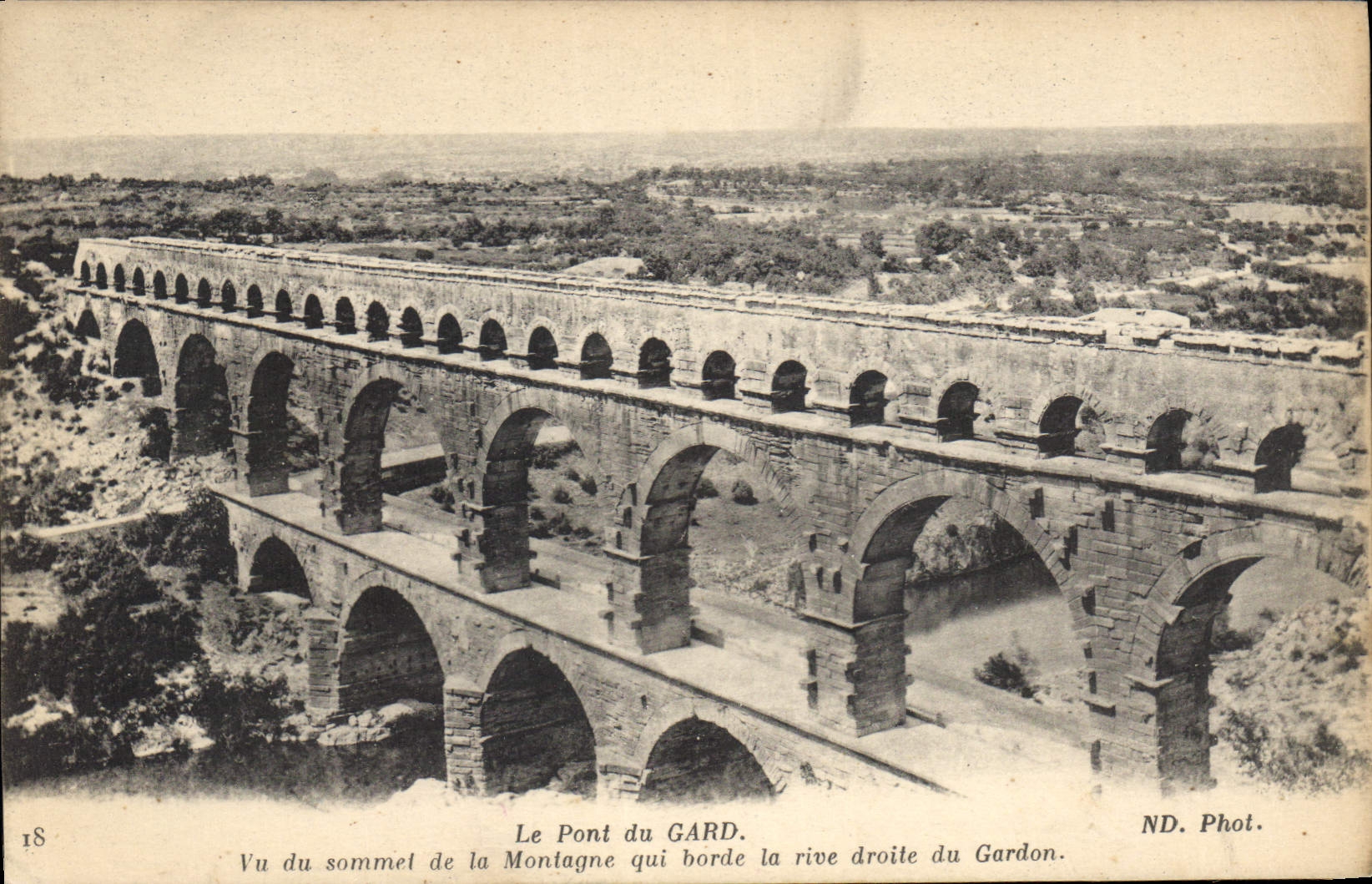 CPA Le Pont du Gard Vu du sommet de la Montagne qui bords la rive droite du Gardon