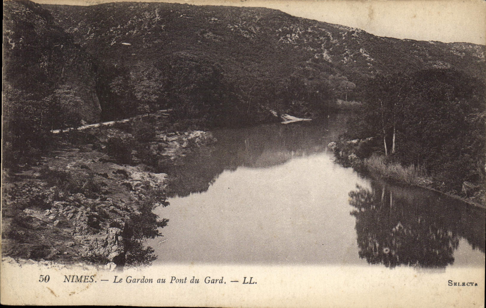 CPA Nimes Le Gardon au Pont du Gard 