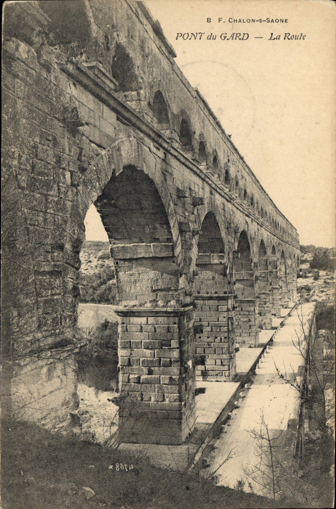 CPA Pont du Gard La Route 