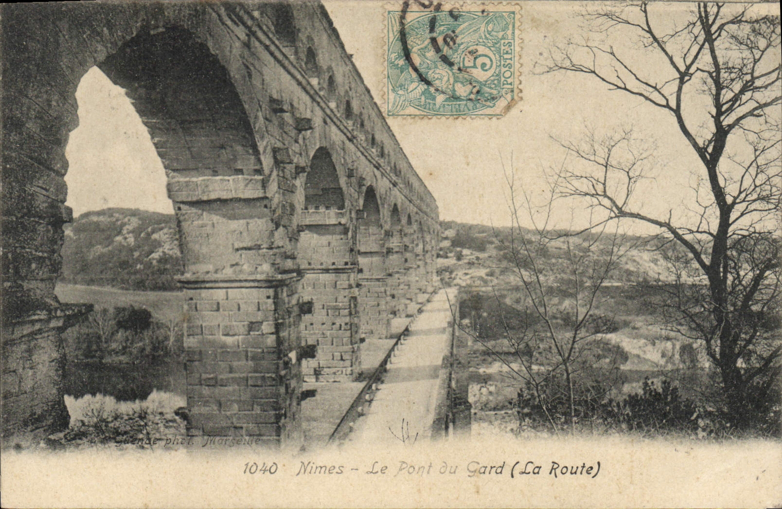 CPA Nimes Le Pont du Gard La Route 