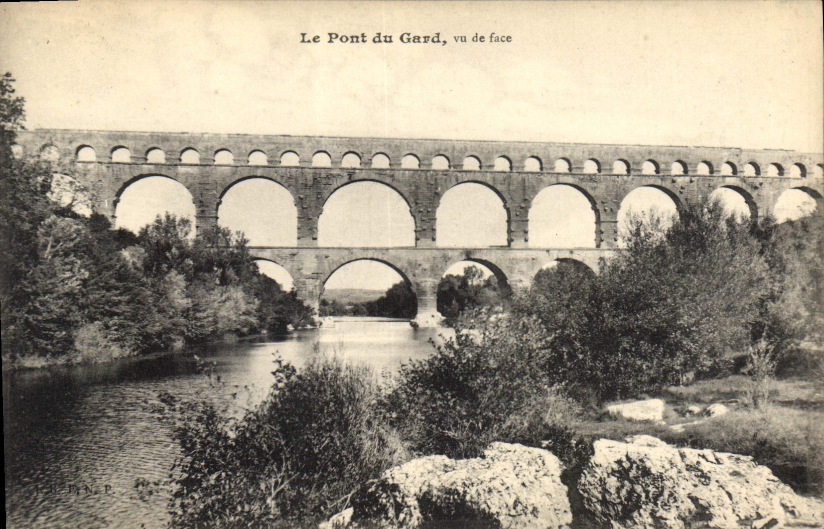 CPA Le Pont du Gard vu de face 