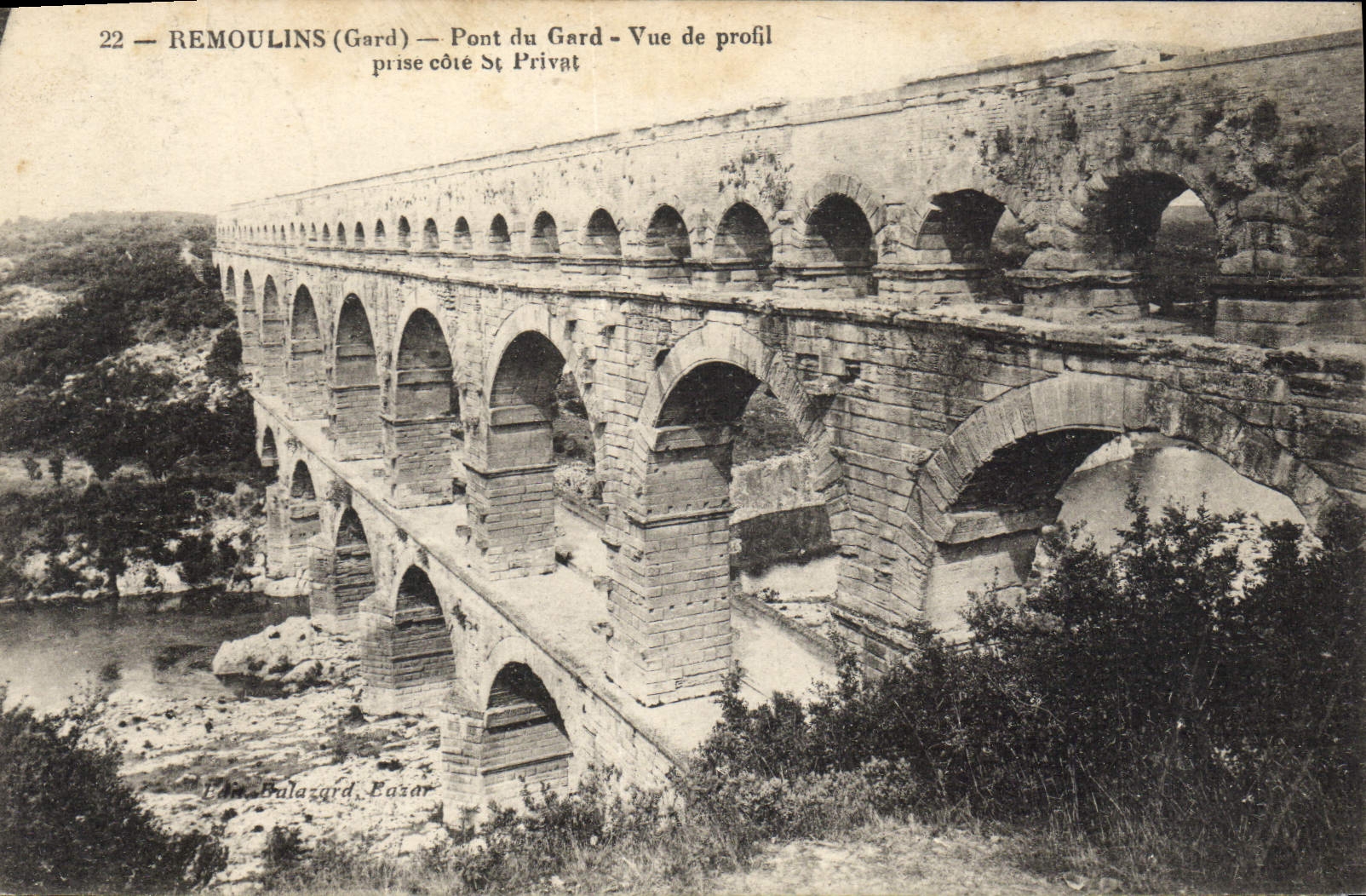CPA Remoulins Gard Pont du Gard Vue de profil prise cote St Privat