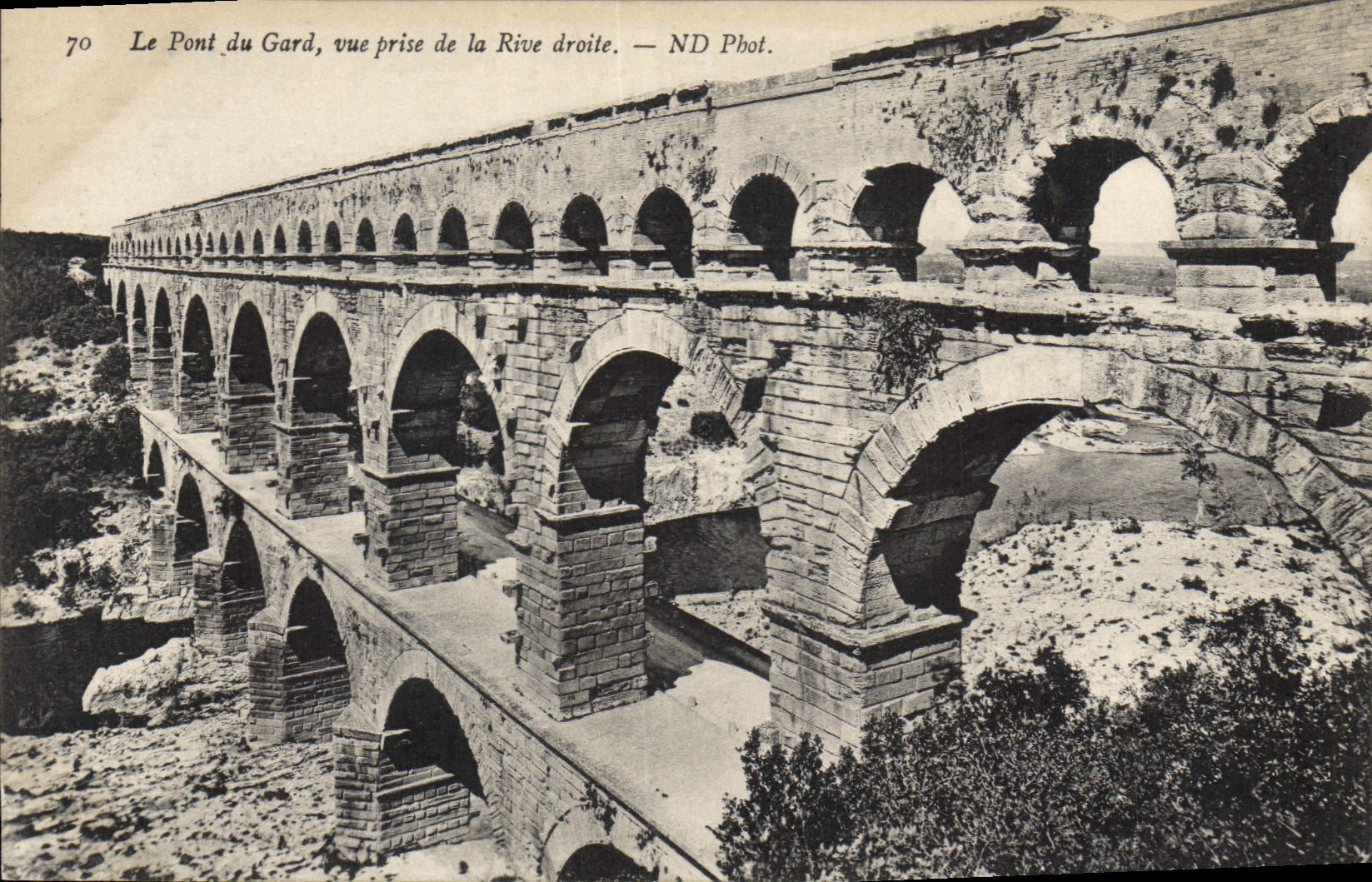 CPA Le Pont du Gard vue prise de la Rive droite