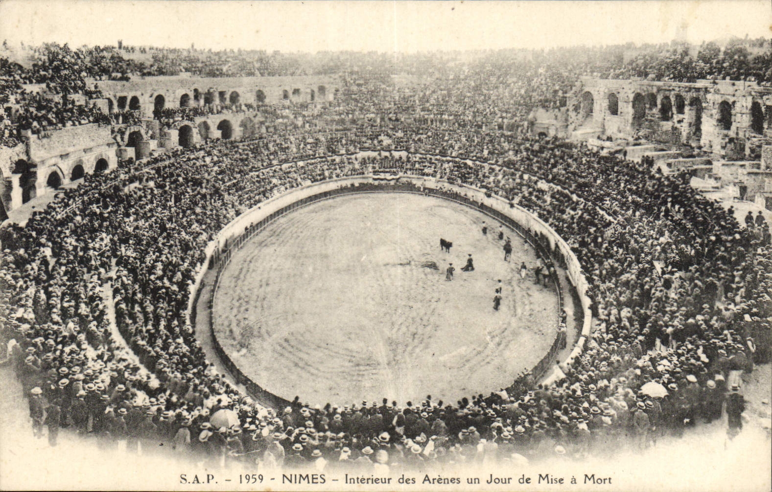 CPA Nimes Interieur des Arenes un Jour de Muse a Mort