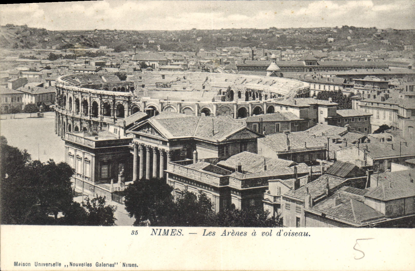 CPA Nimes Les Arenes a vol d'Oiseau 