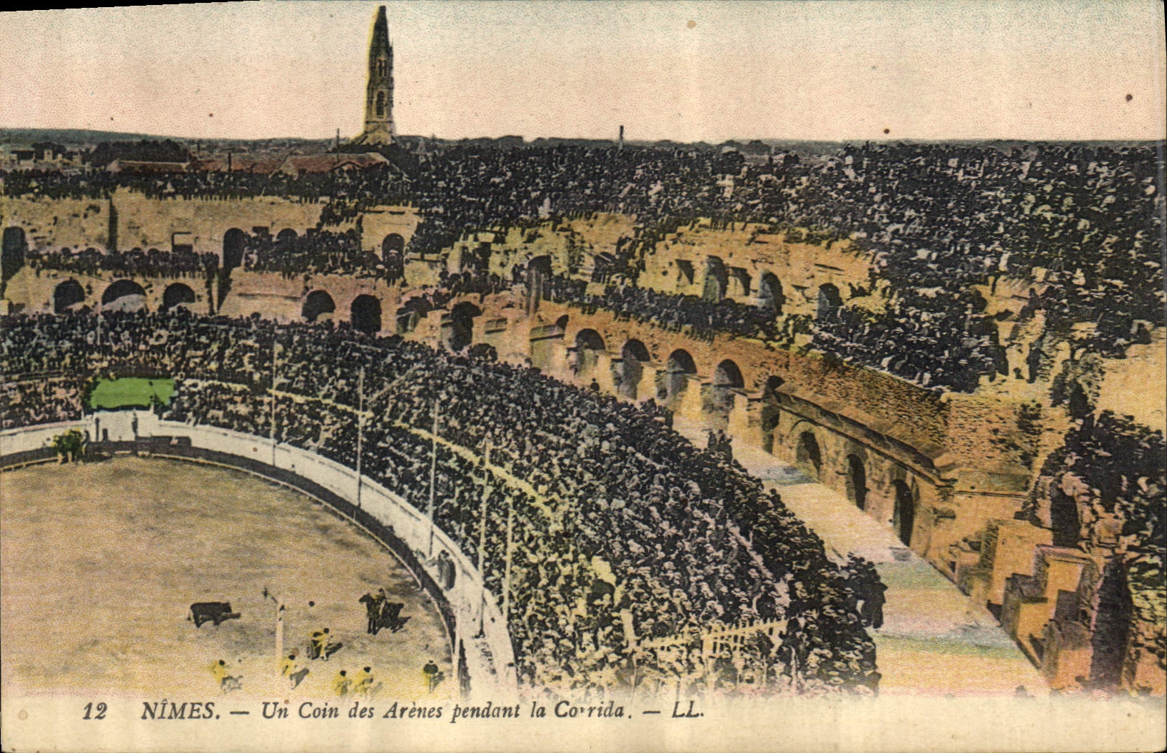 CPA Nimes Un Coin des Arenes pendant la Corrida 