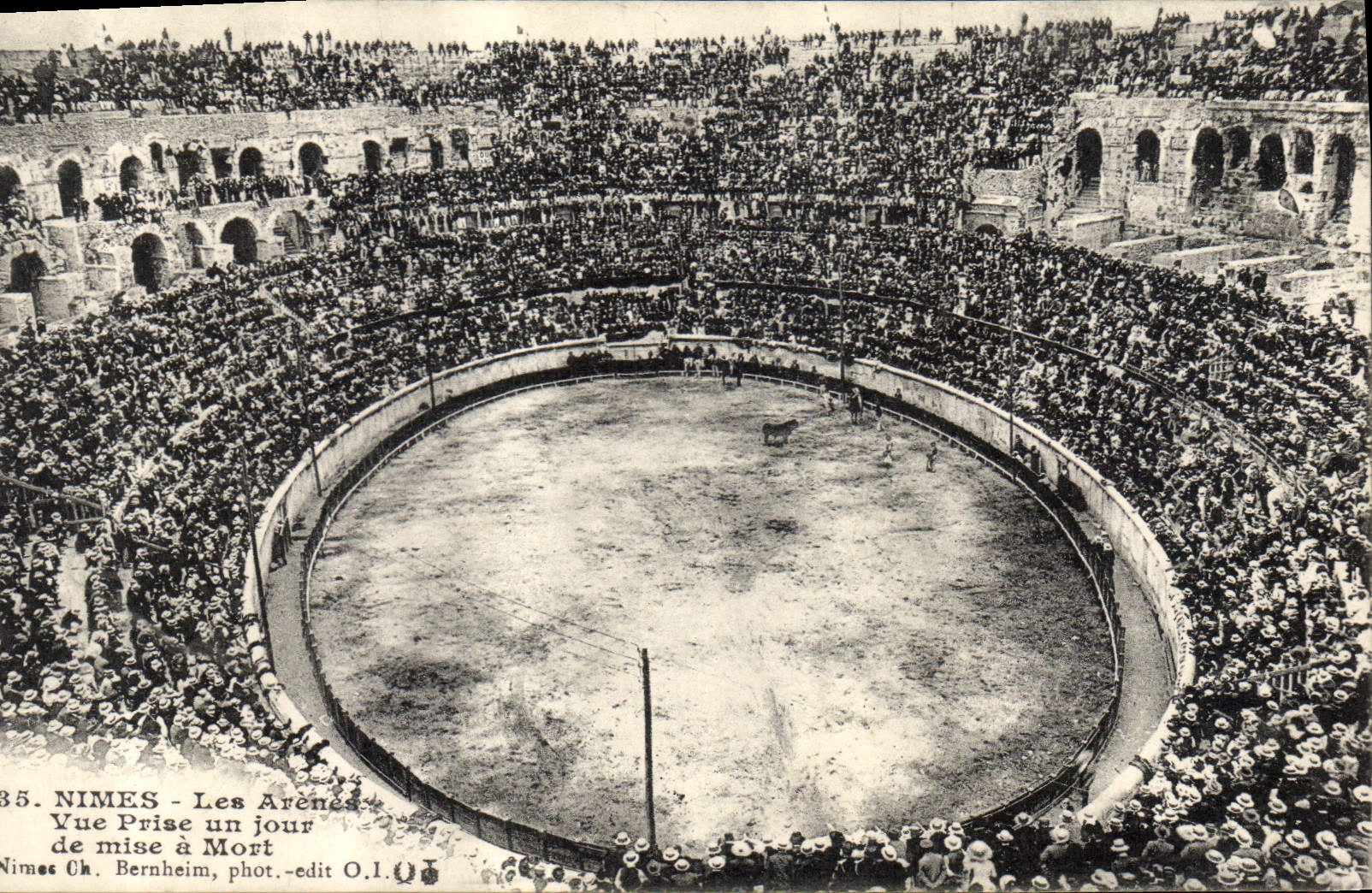 CPA Nimes Les Arenes Vue Prise un jour de mise a Mort 