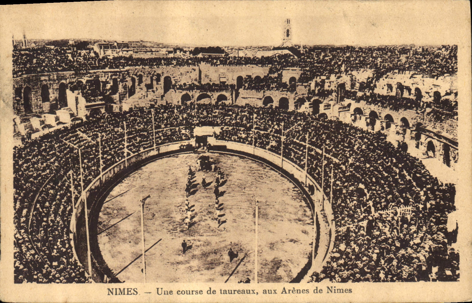 CPA Nimes Une course de taureaux aux Arenes de Nimes 