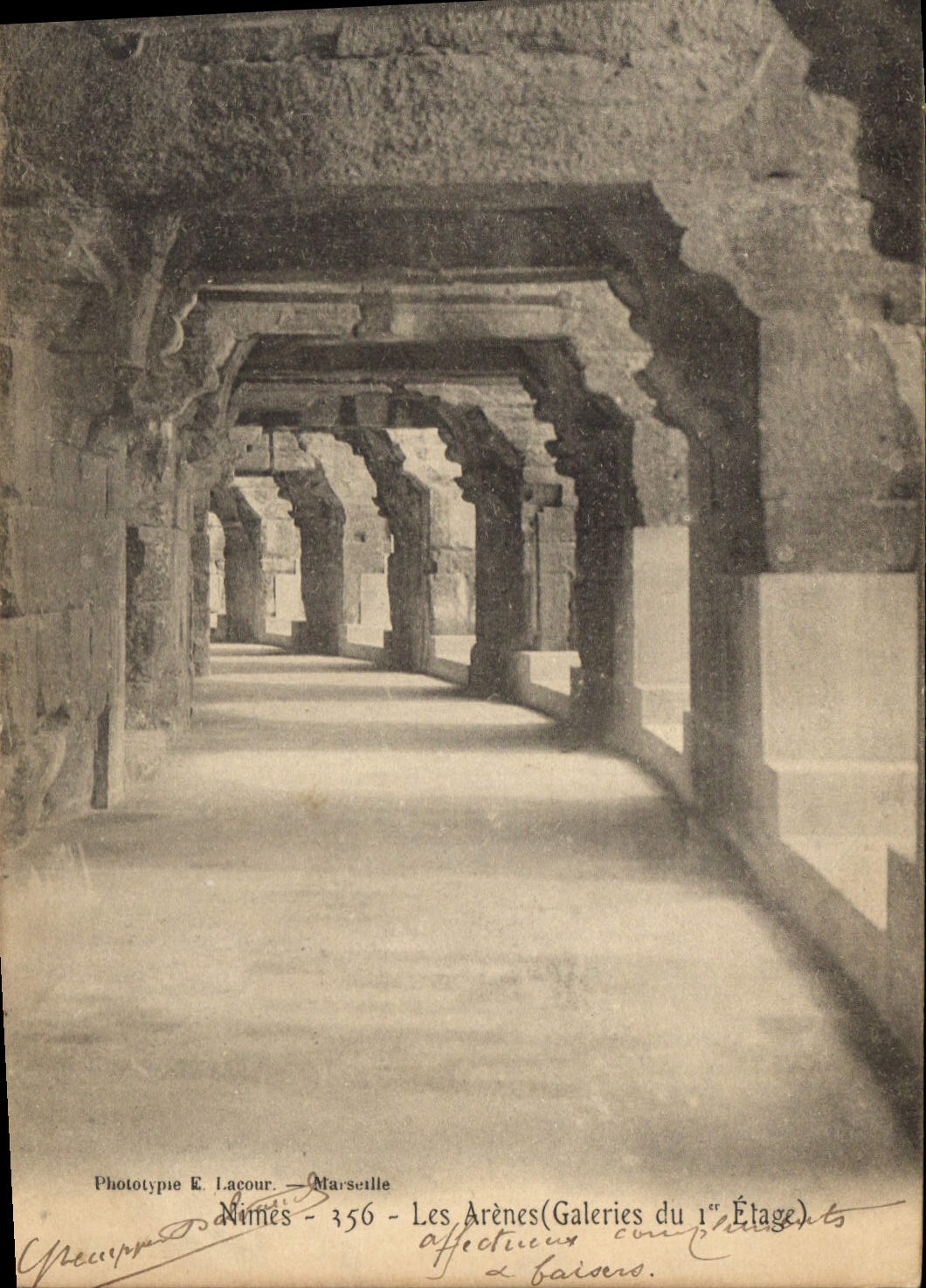 CPA Nimes Les Arenes Galeries du 1st Etage 