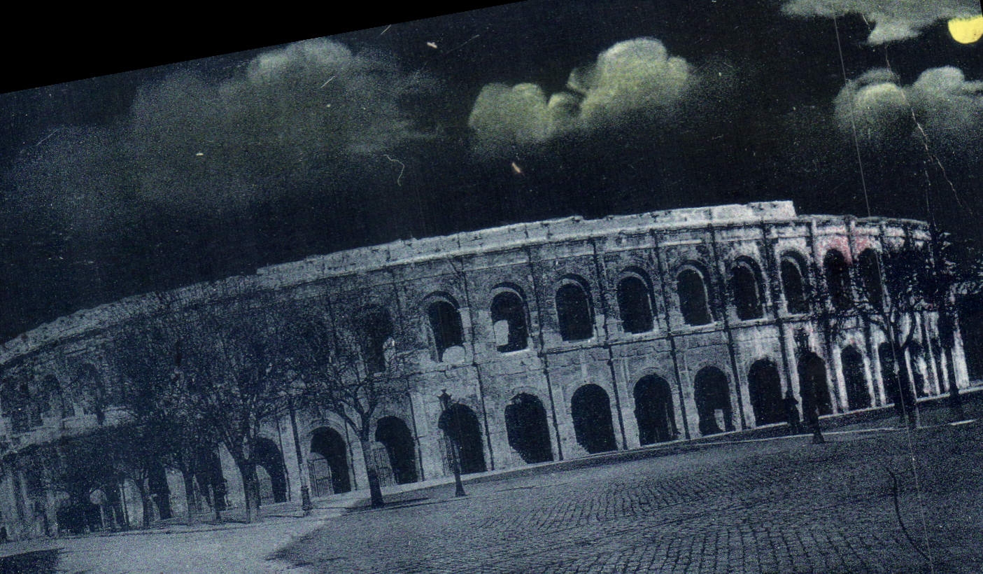 CPA Nimes Les arenes vue exterieure La nuit