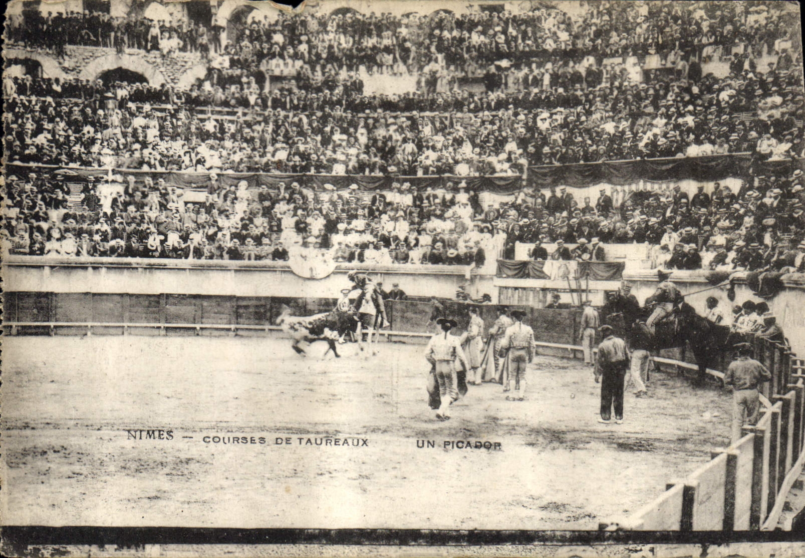 CPA Nimes Courses de Taureaux Un Picador Corrida