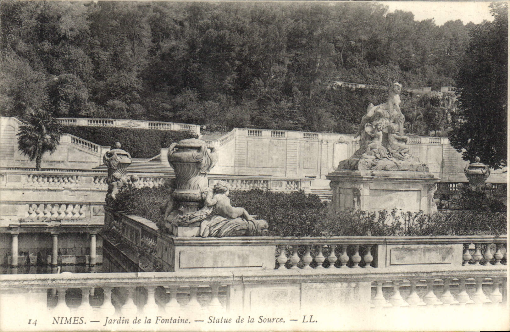 CPA Nimes Jardin de la Fontaine Statue de la Source 