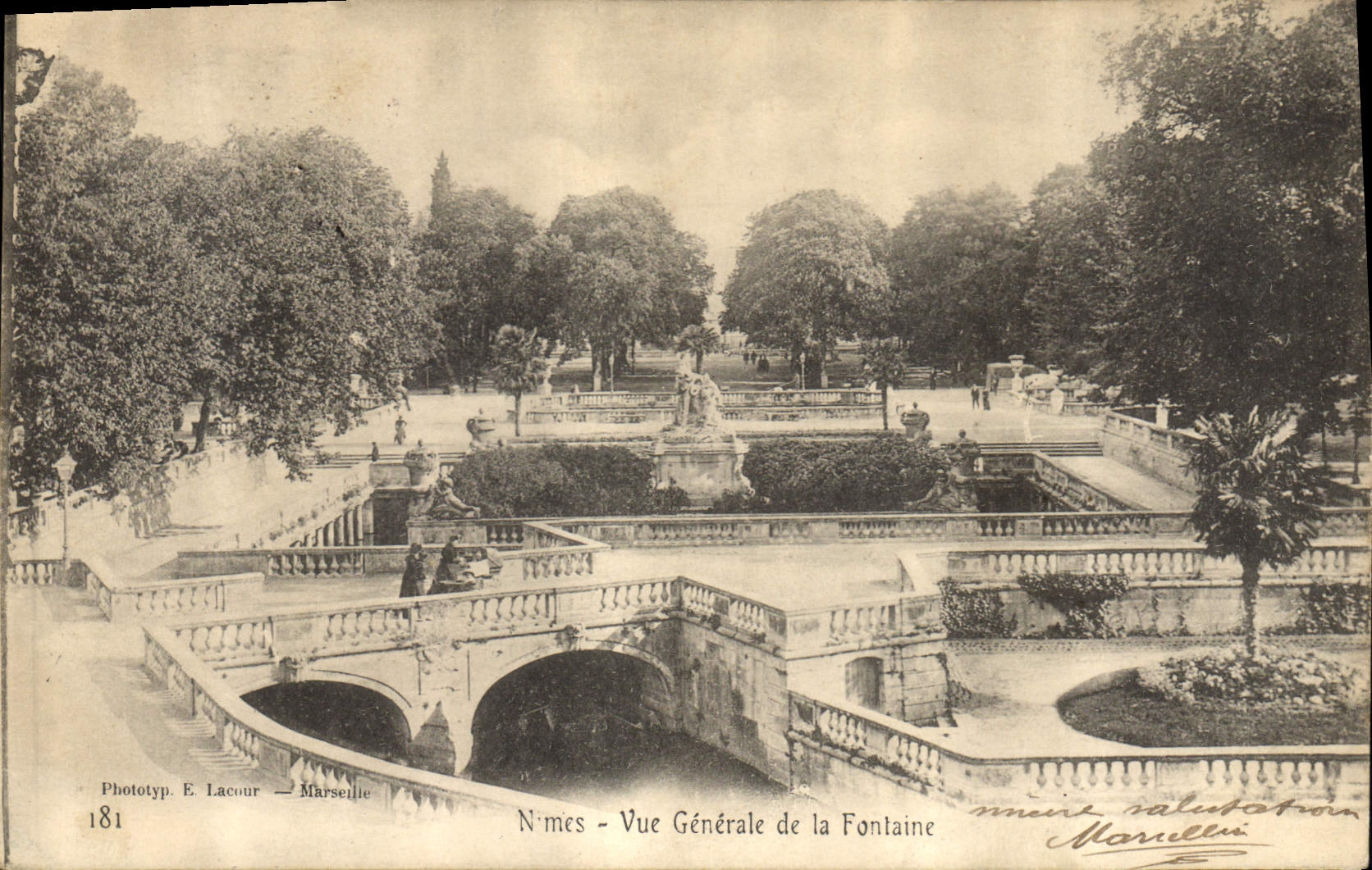 CPA Nimes Vue Generale de la Fontaine 