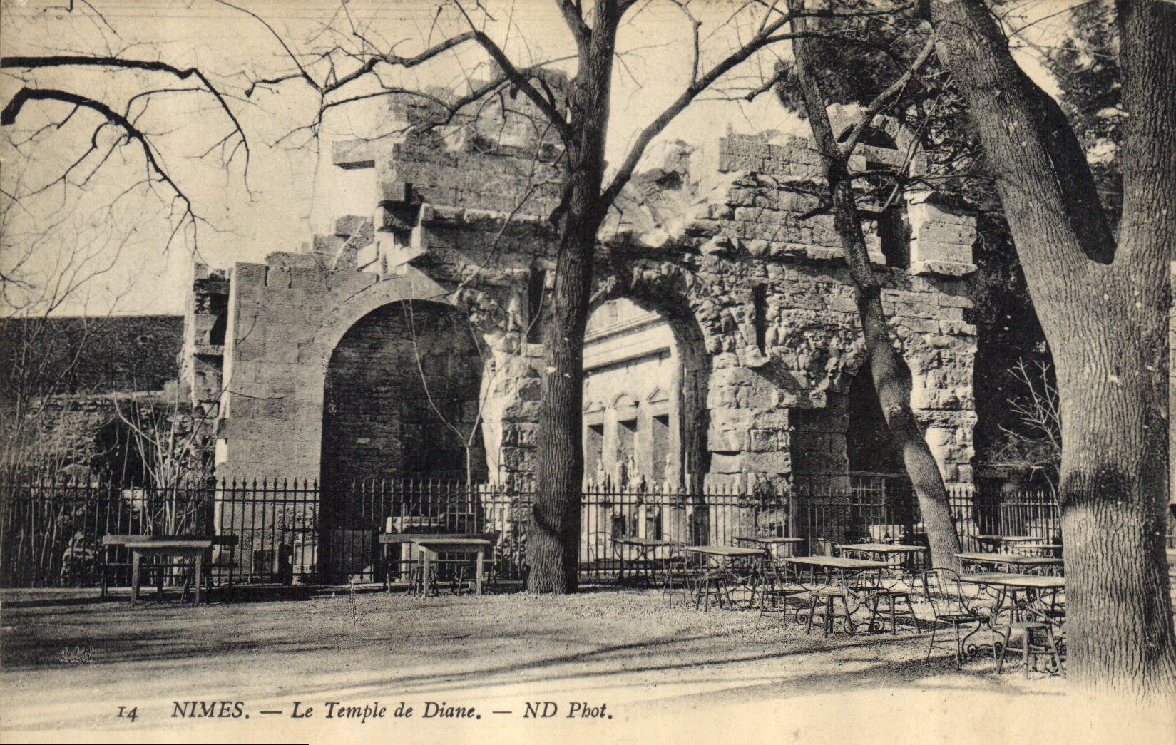 CPA Nimes Le Temple de Diane 