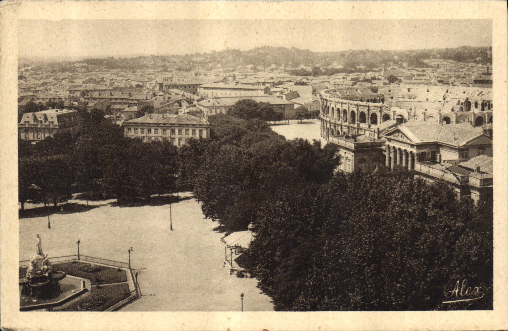 CPA Nimes Gard Vue generale sur la Ville et l'Esplanade 