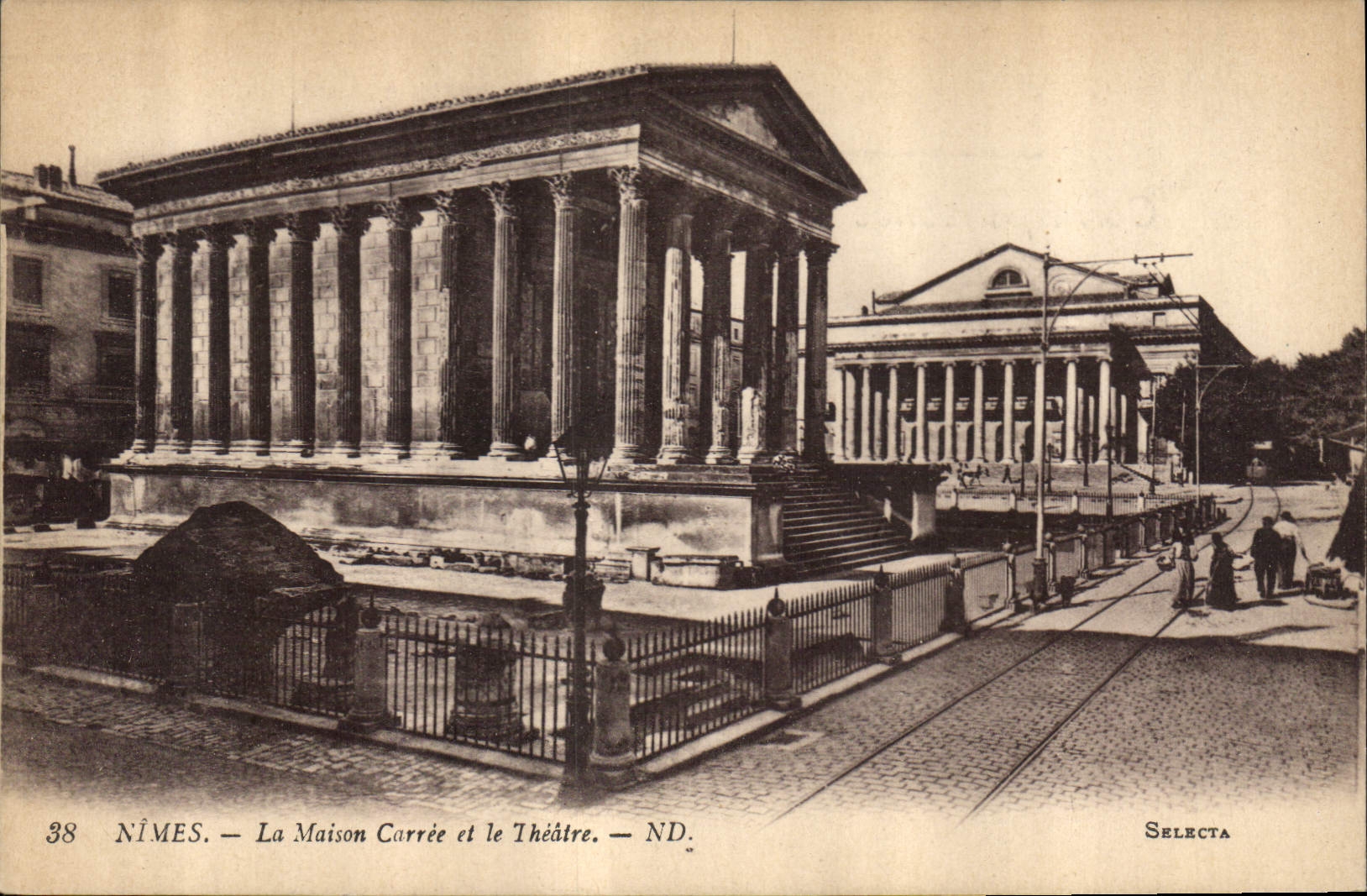CPA Nimes La Maison Carree et le Theatre 