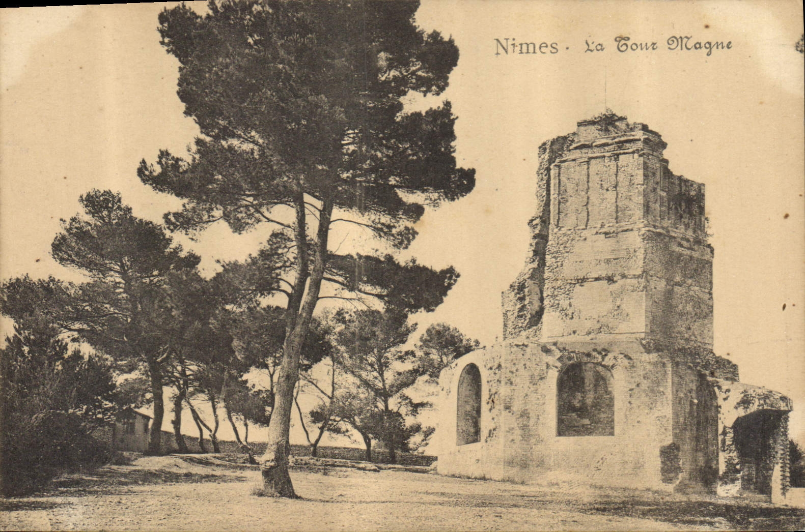 CPA Nimes La Tour Magne 