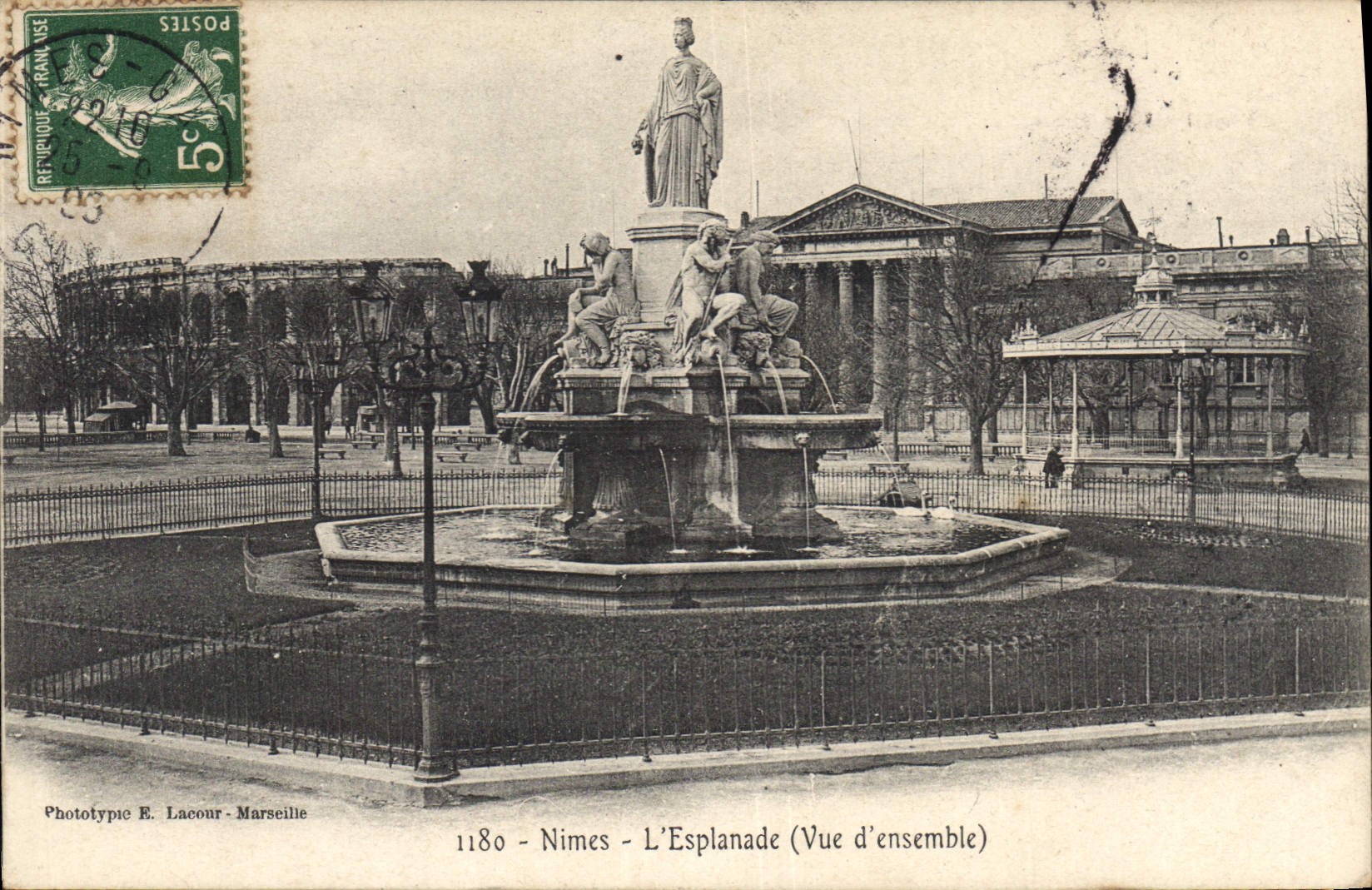 CPA Nimes L'Esplanade Vue d'ensemble 
