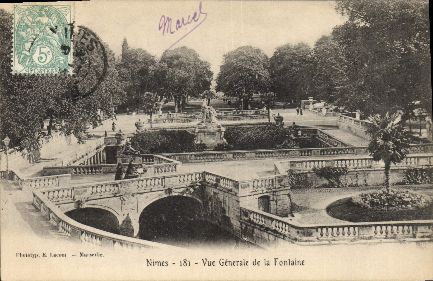 CPA Nimes Vue Generale de la Fontaine 