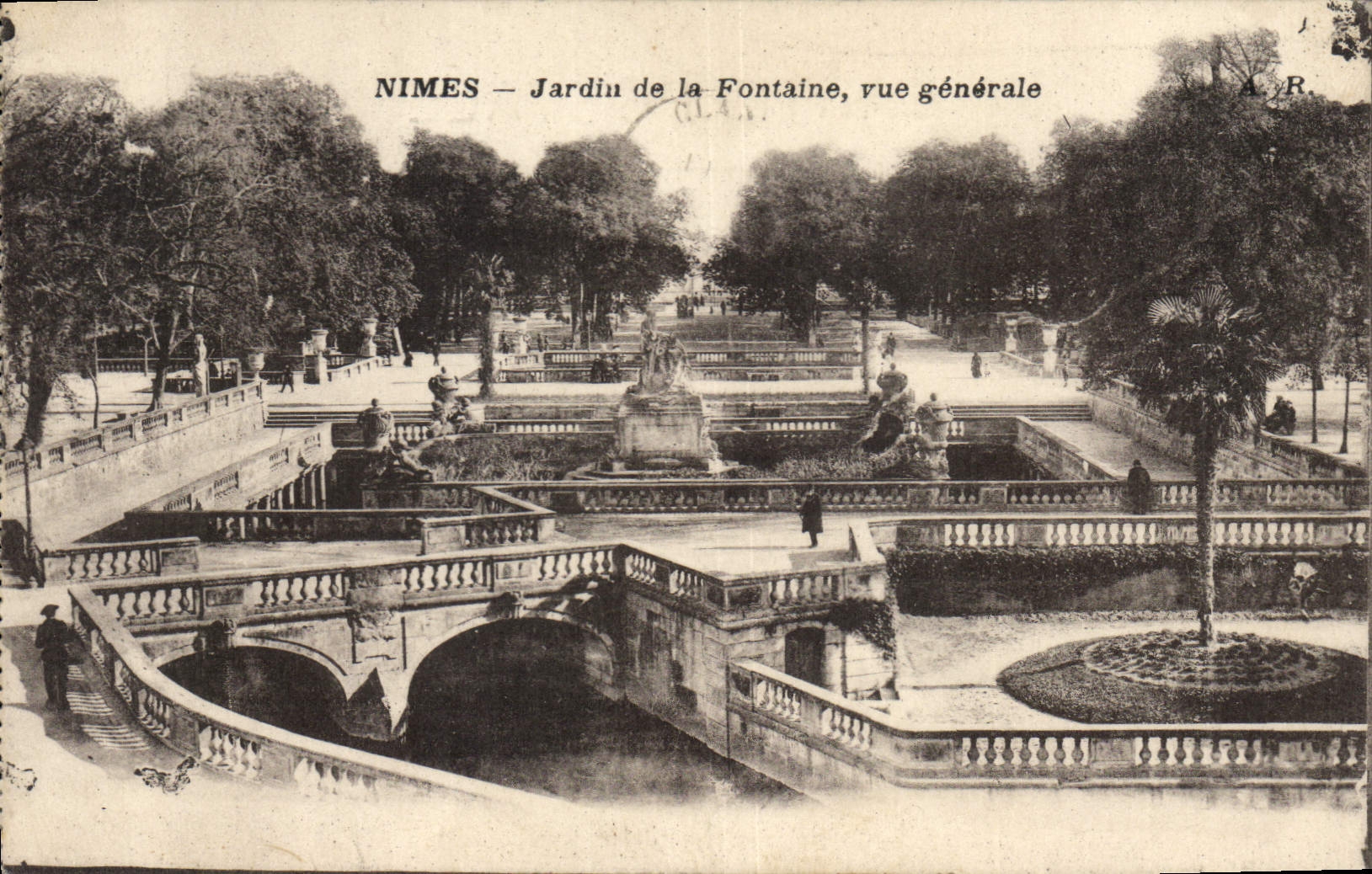 CPA Nimes Jardin de la Fontaine vue generale