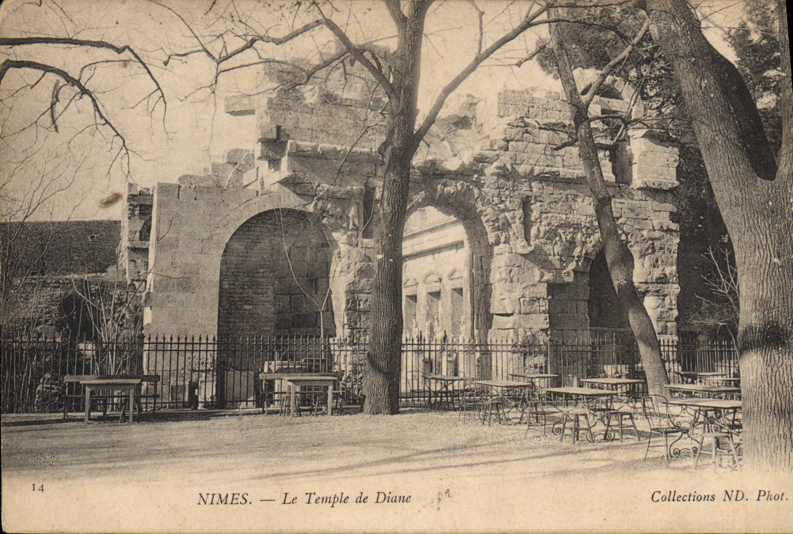 CPA Nimes Le Temple de Diane 
