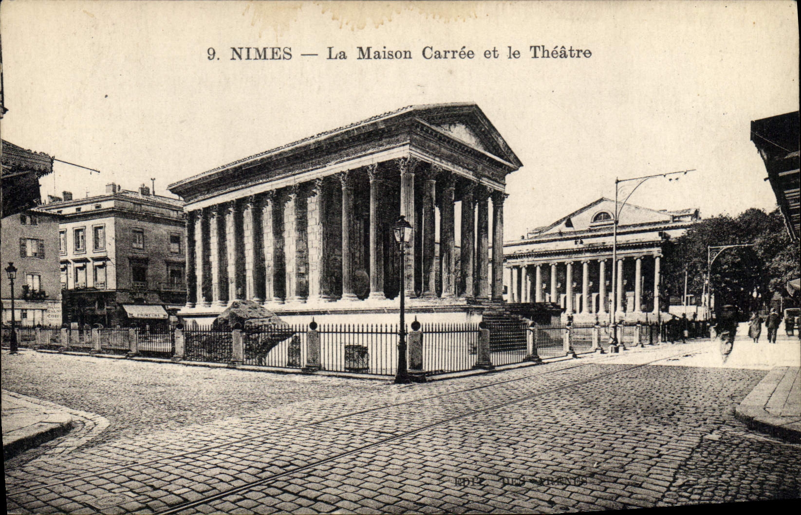 CPA Nimes La Maison Carree et le Theatre 